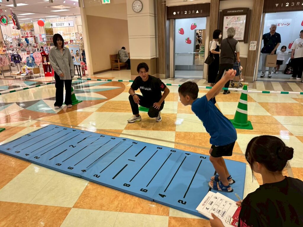 「走り方教室と体力測定に挑戦する子どもたち」
