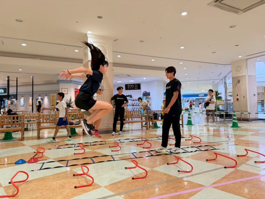 「イオンモール佐賀大和店のスポーツイベントに参加する子どもたち」