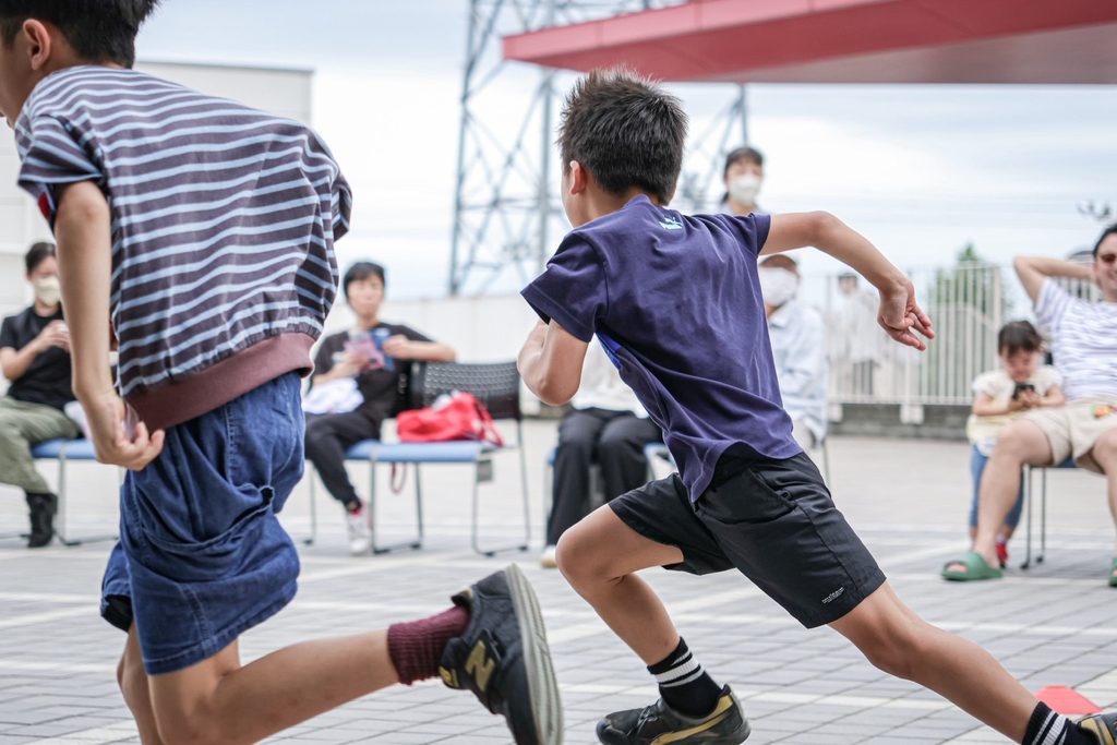 かけっこ教室でスタートダッシュを練習する子どもたち
